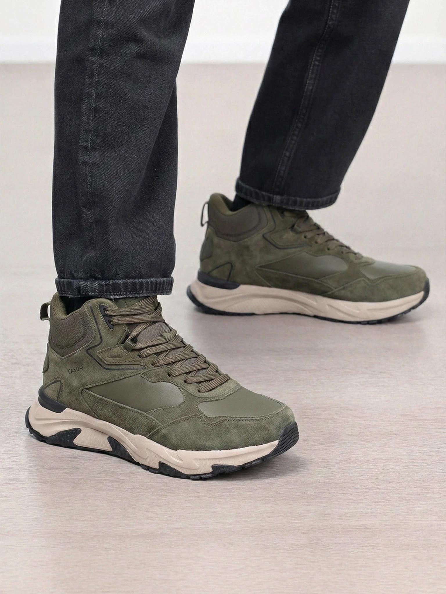 Кроссовки зеленого цвета комбинированные на средней подошве